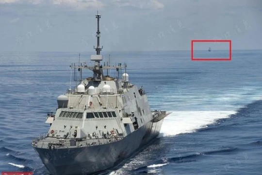 Chiến hạm Trung Quốc đeo bám tàu khu trục Mỹ trên Biển Đông