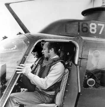 John Paull Vann trên trực thăng OH58, 3 ngày trước khi bị bắn rơi.