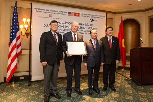 Trao chứng nhận đầu tư cho ĐH Fulbright 