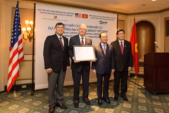 Trao chứng nhận đầu tư cho ĐH Fulbright 