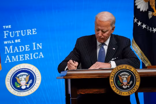 Tổng thống Mỹ Joe Biden ký đạo luật CHIPS. Ảnh E&T