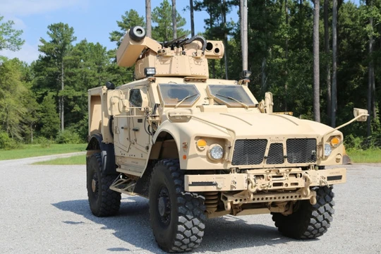 Xe cơ giới bọc thép với tháp pháo mô-đun RIwP. Ảnh: tập đoan Moog Inc.