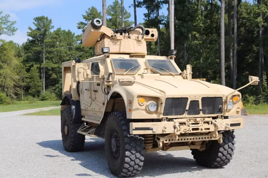 Xe cơ giới bọc thép với tháp pháo mô-đun RIwP. Ảnh: tập đoan Moog Inc.