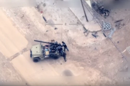 Nhóm chiến binh, được cho là dân quân người Kurd sử dụng pháo không giật trên xe Jeep - ảnh minh họa video