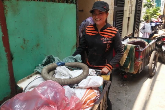 Bà Hồng vui mừng khi nhận thông báo của Công an Q.Tân Bình sẽ bàn giao 100% số tiền 5 triệu yên Nhật cho bà - Ảnh: Đức Thanh.