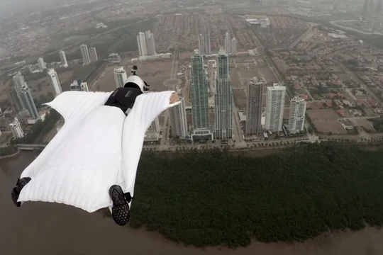 Người mẫu thời trang bay lượn giữa hai tòa tháp chọc trời