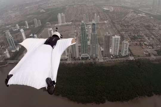 Người mẫu thời trang bay lượn giữa hai tòa tháp chọc trời