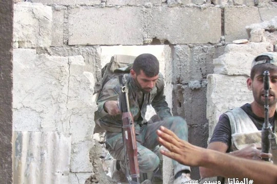Binh sĩ quân đội Syria trên chiến trường thị trấn Ayn Tarma - Ảnh Masdar News