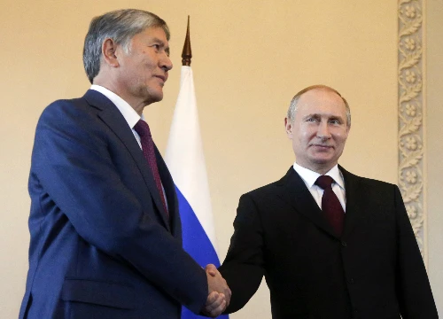 Putin chính thức tái xuất sau 11 ngày vắng bóng