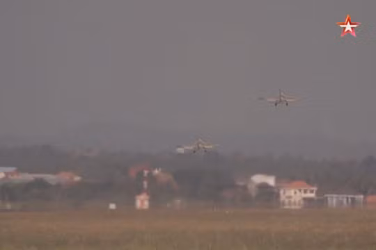 Không quân Lào bay huấn luyện chiến đấu.