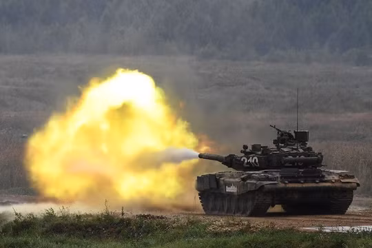 Xe tăng T-90 khai hỏa tấn công. Ảnh minh họa: Russian Gazeta.