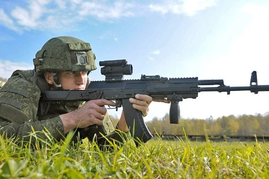 Binh sĩ Nga sử dụng súng trường AK-12. 