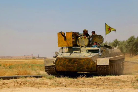 Các chiến binh người Kurd trên xe thiết giáp ở Afrin. Ảnh minh họa Masdar News