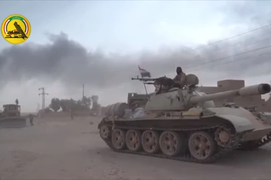 Xe tăng quân đội Iraq tiến công trên chiến trường biên giới Syria - ảnh video truyền thông PMU