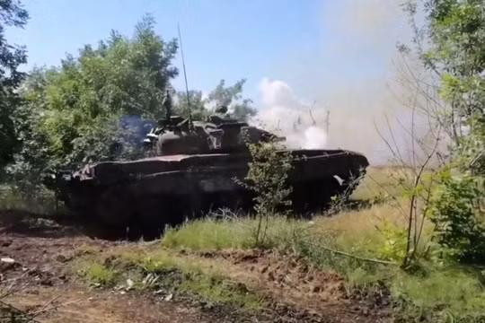 Quân đội Nga tấn công trên chiến trường Kharkiv. Ảnh video South Front