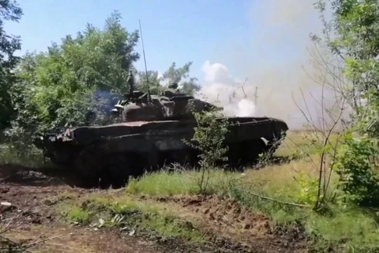 Quân đội Nga tấn công trên chiến trường Kharkiv. Ảnh video South Front