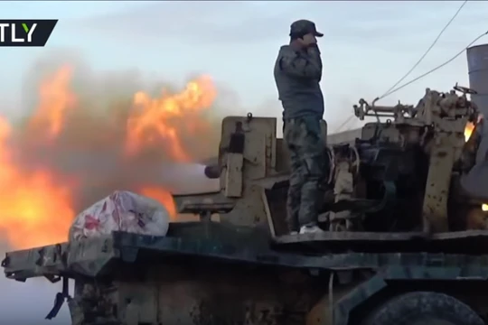 Pháo binh quân đội Syria bắn phá chiến tuyến lực lượng Hồi giáo cực đoan ở Hama. Ảnh Masdar News