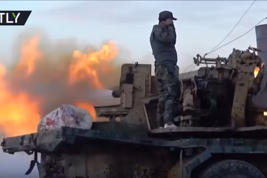 Pháo binh quân đội Syria bắn phá chiến tuyến lực lượng Hồi giáo cực đoan ở Hama. Ảnh Masdar News