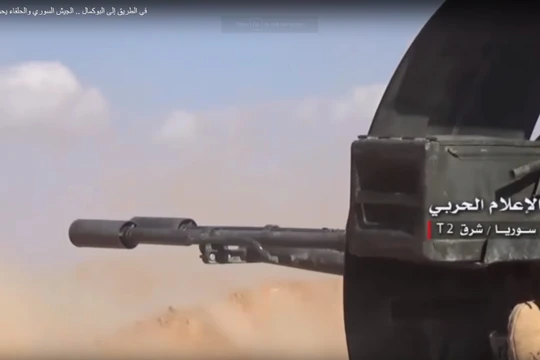 Quân đội Syria đánh trả cuộc tấn công của IS trên chiến trường Mayadeen - ảnh video truyền thông Hezbollah