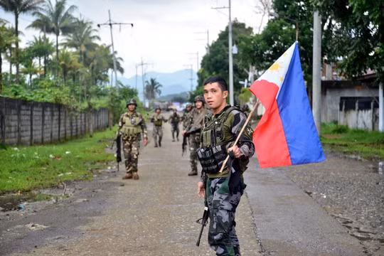 Một nhóm binh sĩ Philippines trong thành phố Marawi