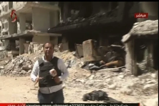 Phóng viên kênh truyền hình Al-Ikhbariya trong thanh phố nhỏ Douma, Đông Ghouta