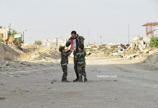 Binh sĩ Syria với các em nhỏ trong khu vực chiến sự ngoại ô Damascus