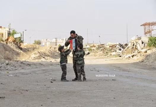 Binh sĩ Syria với các em nhỏ trong khu vực chiến sự ngoại ô Damascus