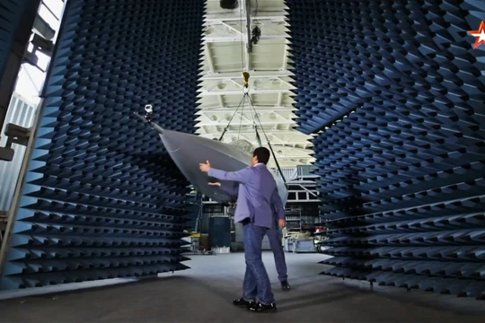 Phóng viên kênh TV Zvezda tham gia thử nghiệm Su-57 công nghệ tàng hình. Ảnh minh họa video