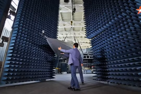 Phóng viên kênh TV Zvezda tham gia thử nghiệm Su-57 công nghệ tàng hình. Ảnh minh họa video