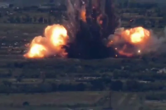 Một kho vũ khí đạn dược của quân đội Nga bị phá hủy ở Kharkiv. Ảnh video Military Ukraine.