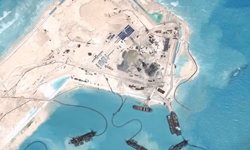 Tàu Trung Quốc hồi tháng 4 hoạt động tại bãi Chữ Thập thuộc quần đảo Trường Sa của Việt Nam. Ảnh: CSIS