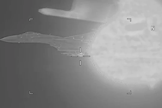 Máy bay chiến đấu Su-27 Nga đánh chặn chiếc EP-3 Mỹ trên không phận biển Đen.