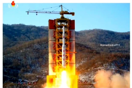 Bắc Triều Tiên phóng tên lửa mang vệ tinh lên quỹ đạo ngày 09.02.2017 - ảnh Kfausa