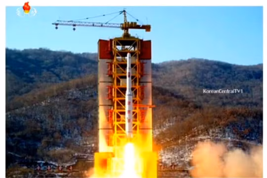 Bắc Triều Tiên phóng tên lửa mang vệ tinh lên quỹ đạo ngày 09.02.2017 - ảnh Kfausa