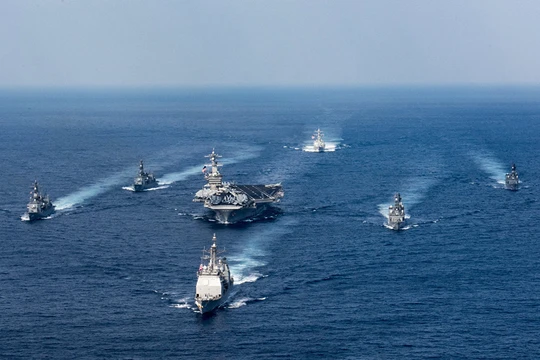 Cụm tàu sân bay tấn công chủ lực USS Carl Vinson.