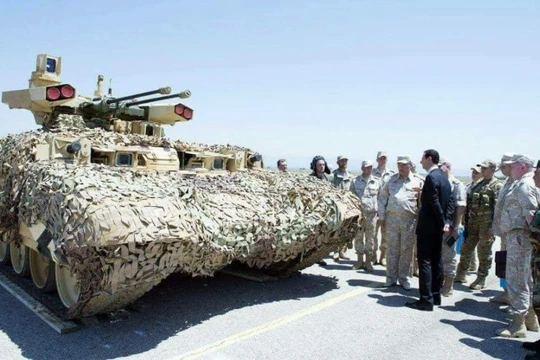  Tổng thống Syria Bashar al-Assad đang nghe giới thiệu về xe yểm trợ hỏa lực BMPT Terminator - 2