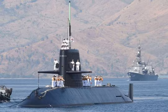 Tàu ngầm và khu trục hạm Nhật Bản thăm Philipines