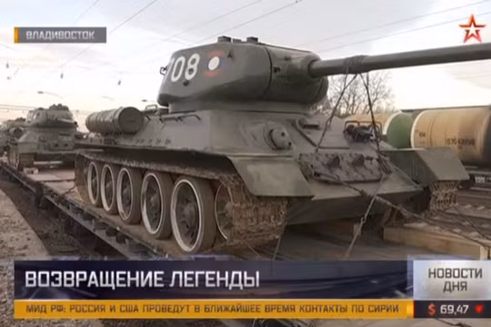 Xe tăng T-34-85 Lào trên ga tàu Vladivostok.