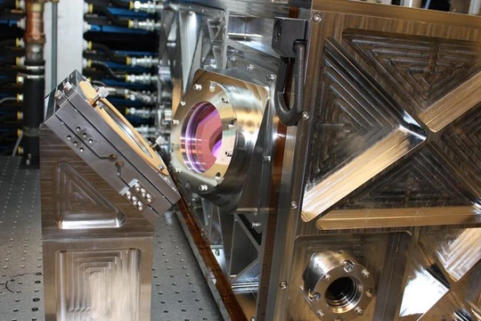 Hệ thống quang học phát xung laser. Ảnh Defence.Blog