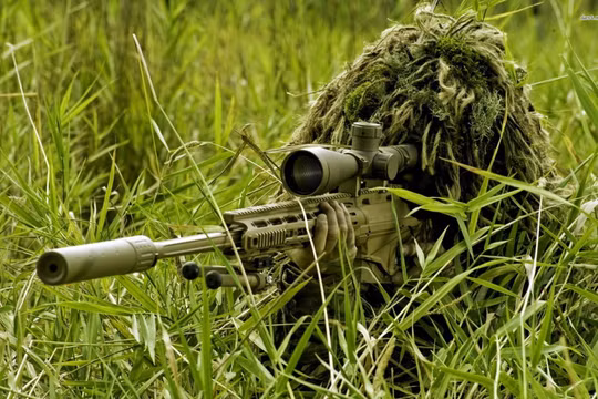 Xạ thủ bắn tỉa dân quân Donetsk trên chiến trường. Ảnh minh họa: trang mạng xã hội VK.