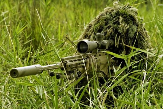 Xạ thủ bắn tỉa dân quân Donetsk trên chiến trường. Ảnh minh họa: trang mạng xã hội VK.