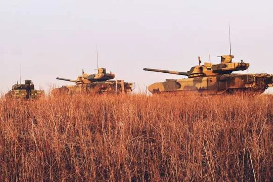 Xe tăng T-14 Armata huấn luyện chiến đấu, được cho là trong vùng chiến sự ở Ukraine. Ảnh RusVesna.