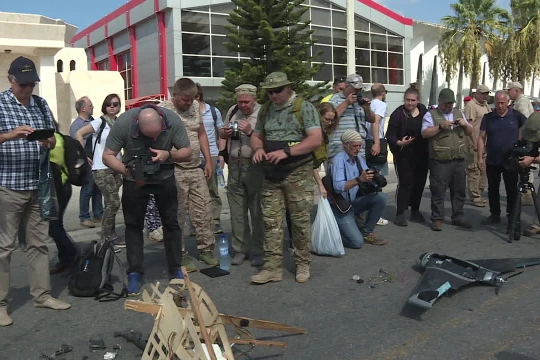 Quân đội Nga giới thiệu các UAV bị bắn hạ trên căn cứ sân bay quân sự Hmeimim. Ảnh video Ruptly