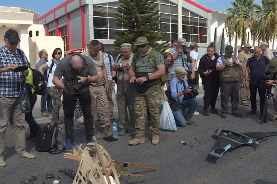 Quân đội Nga giới thiệu các UAV bị bắn hạ trên căn cứ sân bay quân sự Hmeimim. Ảnh video Ruptly