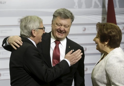 Tổng thống Ukraine Petro Poroshenko (ở giữa) tham dự hội nghị thượng đỉnh với lãnh đạo các nước EU ở Riga 