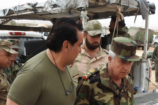 Đại tá Mohammad Jaber, tỷ phú dầu mỏ Syria, người tổ chức và lãnh đạo lữ đoàn Diều hâu Sa mạc Syria cùng tổng tham mưu trưởng quân đội Syria