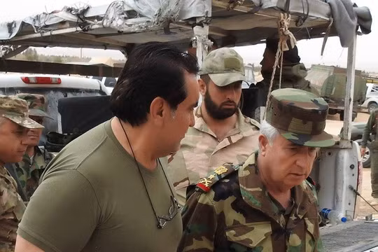 Đại tá Mohammad Jaber, tỷ phú dầu mỏ Syria, người tổ chức và lãnh đạo lữ đoàn Diều hâu Sa mạc Syria cùng tổng tham mưu trưởng quân đội Syria