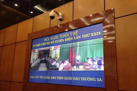 Giao lưu trực tuyến với quân, dân trên hai đảo Trường Sa và đảo Sinh Tồn thuộc quần đảo Trường Sa qua vệ tinh VINASAT-1