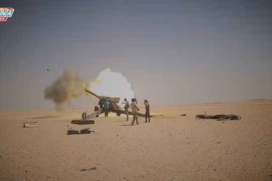 Pháo binh lực lượng Tiger tấn công IS trên sa mạc tỉnh Deir Ezzor - ảnh video
