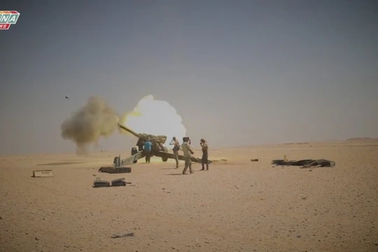 Pháo binh lực lượng Tiger tấn công IS trên sa mạc tỉnh Deir Ezzor - ảnh video